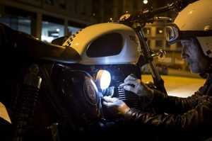 Luz Help flash emergencia V16 colocacion en moto